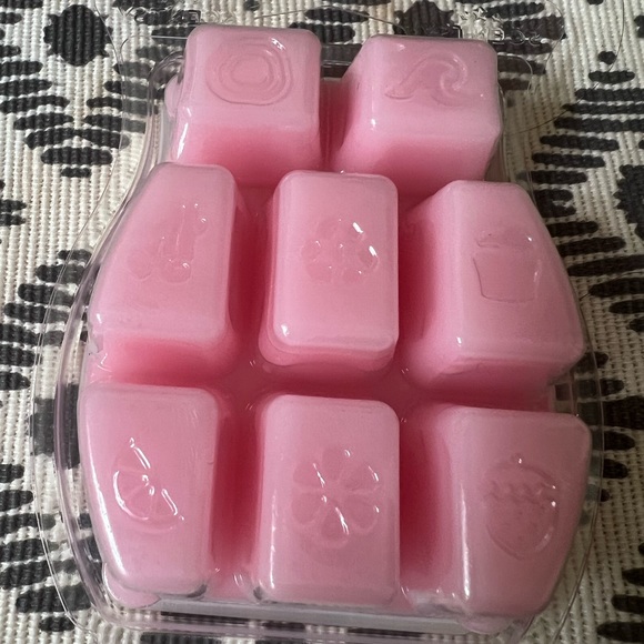 Scentsy & BBW 6 Piece Bundle - Picture 2 of 6